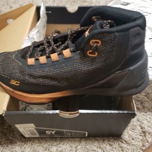Curry 3 size 5
